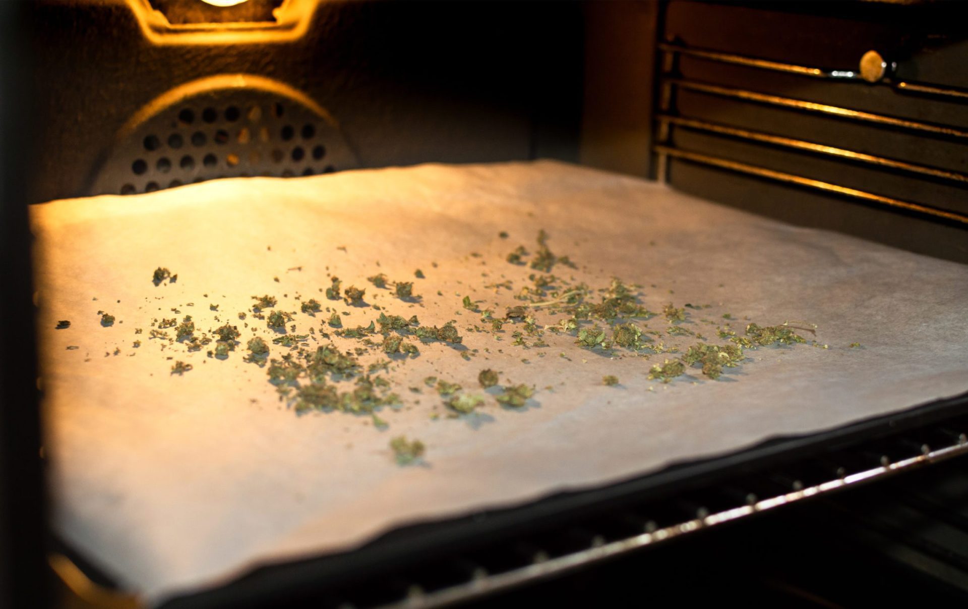 proceso de descarboxilación - calentar el cannabis crudo dentro de un horno