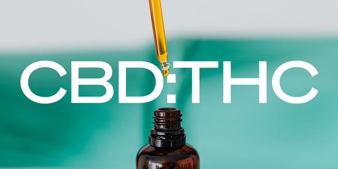 CBD:THC palabra con gotas de aceite cayendo a la botella